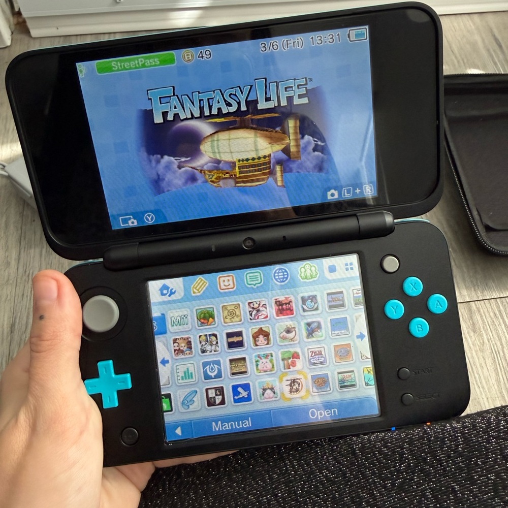 “New” Nintendo 2DS XL Black/Turquoise Bundle 64gb Black Case 3 Chargers - Picture 2 of 16